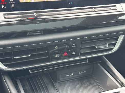 Used 2025 Volkswagen Atlas SEL image 32