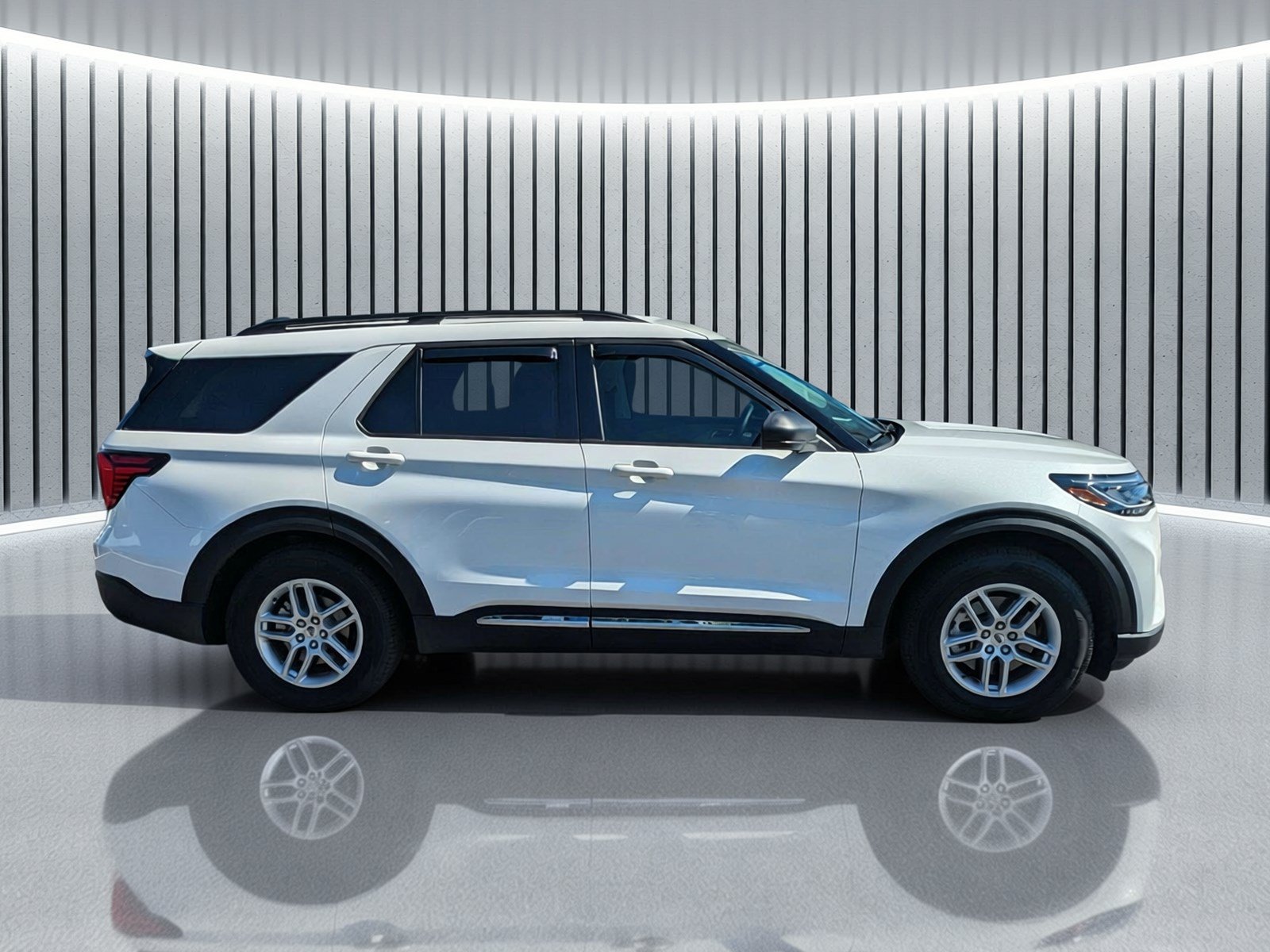 Used 2025 Ford Explorer Active w/ Active Comfort Package RWD image 3