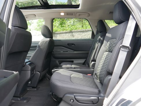 Used 2024 Nissan Pathfinder SV w/ SV Premium Package AWD/4WD image 16