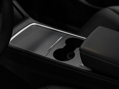 Used 2022 Tesla Model Y Long Range image 32