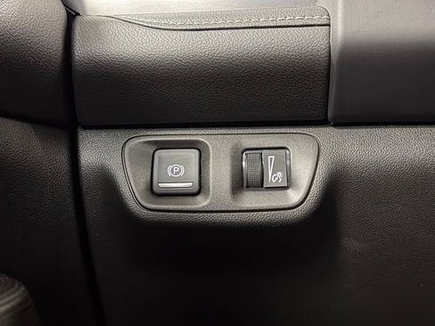 Used 2022 GMC Acadia SLT w/ Elevation Edition image 15