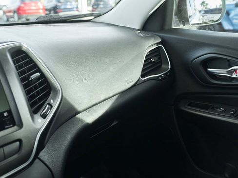 Used 2019 Jeep Cherokee Trailhawk image 56