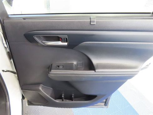 Used 2021 Toyota Highlander XSE FWD image 37