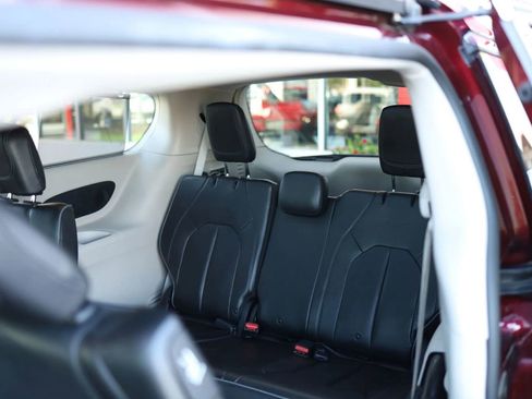 Used 2019 Chrysler Pacifica Limited FWD image 37