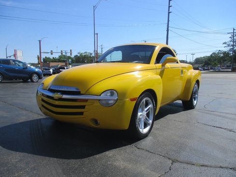 Used 2004 Chevrolet SSR w/ Preferred Equipment Group RWD image 1