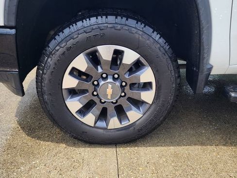 Used 2021 Chevrolet Silverado 2500 Custom w/ Custom Convenience Package AWD/4WD image 9