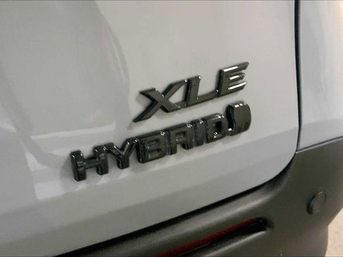 Used 2023 Toyota Sienna XLE Woodland Edition image 9