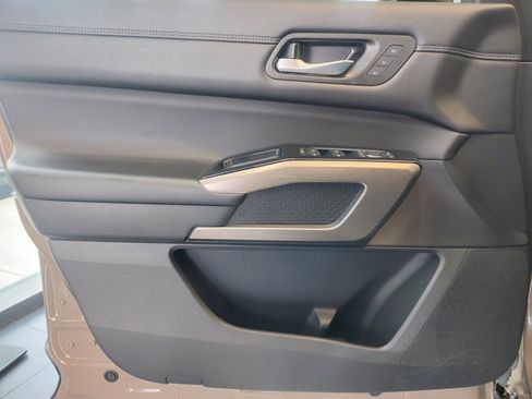 Used 2023 Nissan Pathfinder Platinum w/ Black Appearance Package FWD image 32