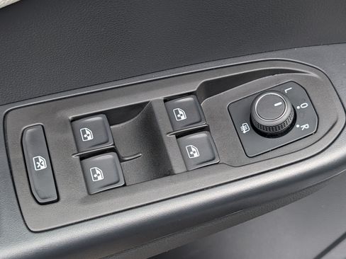 Certified 2025 Volkswagen Taos S AWD/4WD image 19