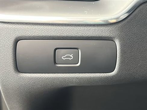 Used 2025 Volvo XC60 B5 Core AWD/4WD image 19