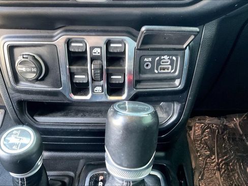 Used 2022 Jeep Gladiator Overland w/ Popular Equipment Package AWD/4WD image 36