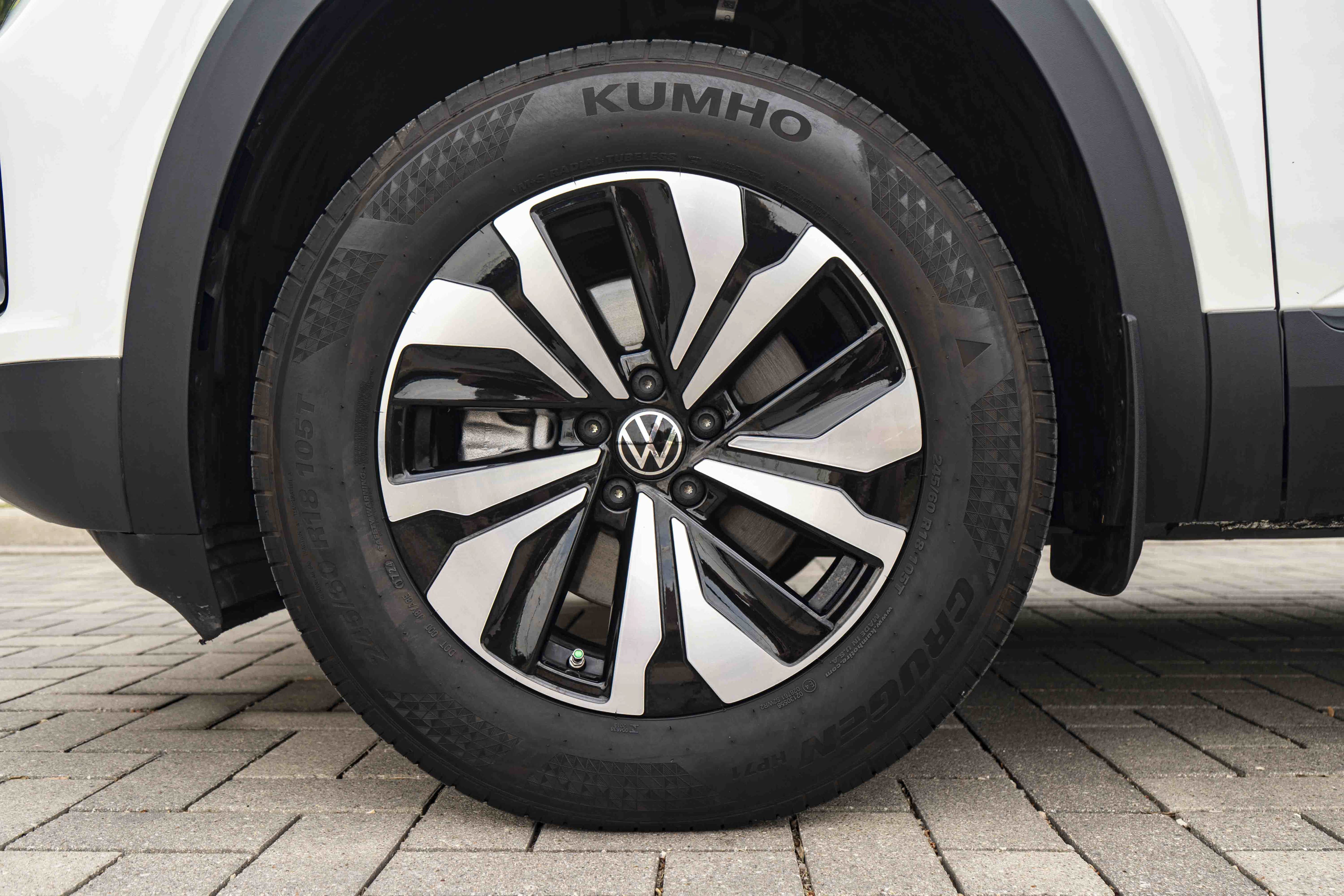 Certified 2024 Volkswagen Atlas Cross Sport SE FWD image 12