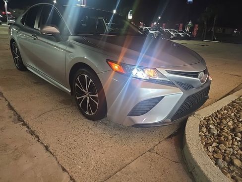 Used 2020 Toyota Camry SE w/ Convenience Package image 2