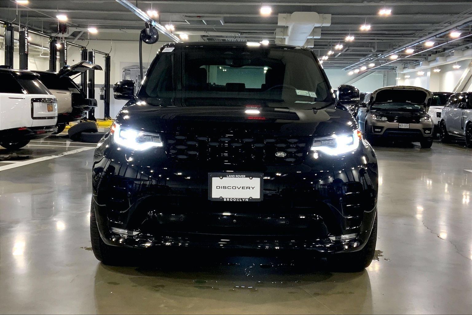 Certified 2025 Land Rover Discovery Dynamic SE AWD/4WD image 2