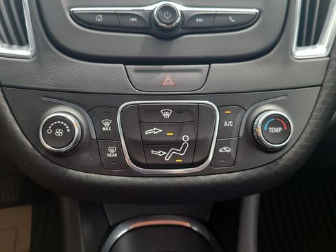 Used 2017 Chevrolet Malibu LT FWD image 19