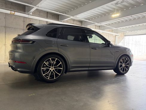 Certified 2026 Porsche Cayenne Turbo AWD/4WD image 8