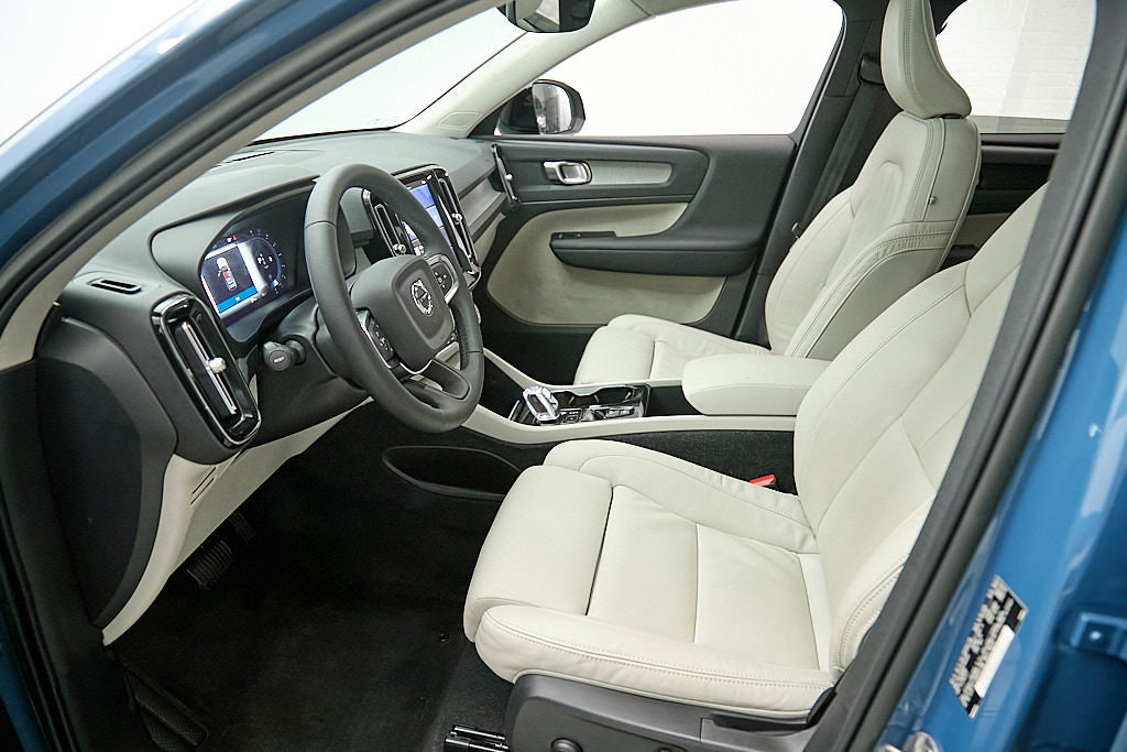Certified 2023 Volvo XC40 B5 Plus w/ Protection Package Premier AWD/4WD image 18