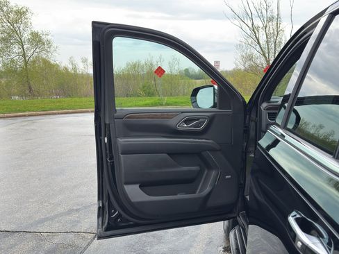 Used 2023 Chevrolet Tahoe Premier AWD/4WD image 12