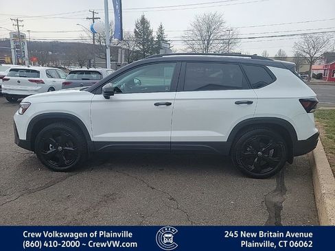 Certified 2025 Volkswagen Taos SE image 25