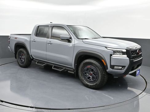 Used 2025 Nissan Frontier PRO-4X image 2