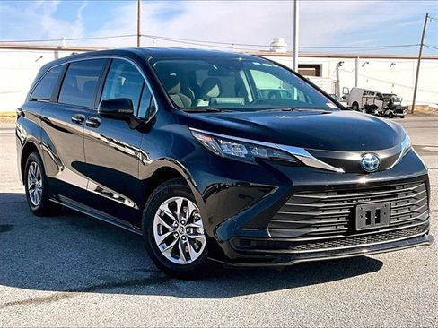 Used 2024 Toyota Sienna LE image 1