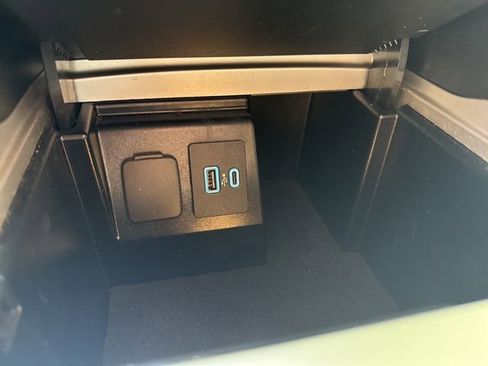 Used 2022 Ford Explorer XLT w/ Equipment Group 202A image 29