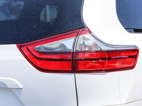 Used 2020 Toyota Sienna LE w/ Carpet Mat Package FWD image 25