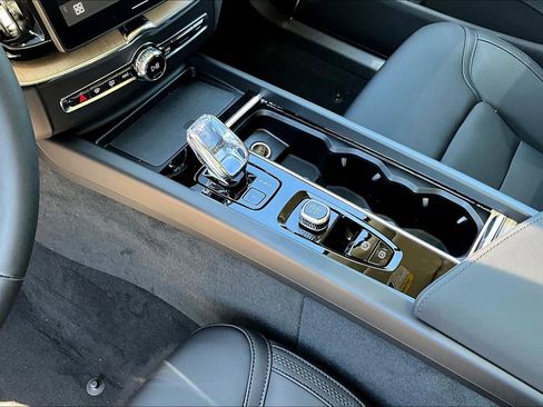 New 2026 Volvo XC60 B5 Core w/ Climate Package image 20