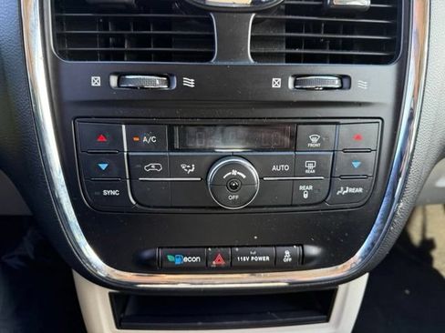 Used 2016 Chrysler Town & Country Touring FWD image 15