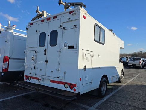 Used 2009 Chevrolet Express 3500 image 2