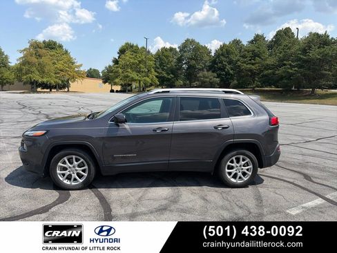 Used 2018 Jeep Cherokee Latitude Plus FWD image 1