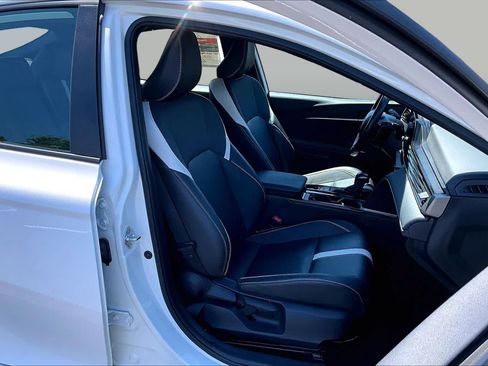 Used 2025 Toyota Camry SE FWD image 9