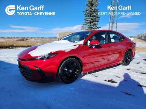 Used 2025 Toyota Camry SE image 1