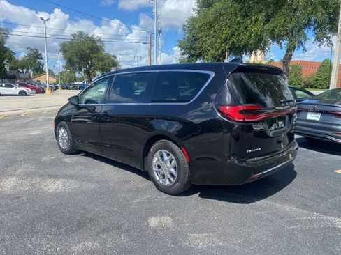 Used 2024 Chrysler Pacifica Touring-L FWD image 3