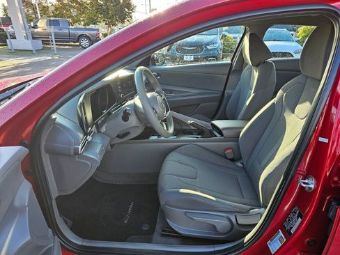 Used 2023 Hyundai Elantra SE image 18