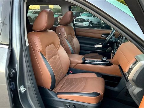 Used 2024 Nissan Pathfinder Platinum image 7