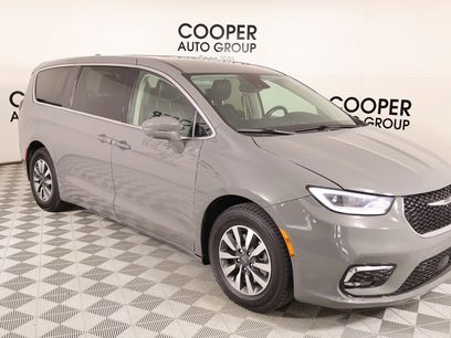 Used 2022 Chrysler Pacifica Touring-L w/ Uconnect Theater Family Group