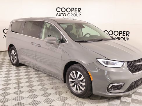Used 2022 Chrysler Pacifica Touring-L w/ Uconnect Theater Family Group image 1