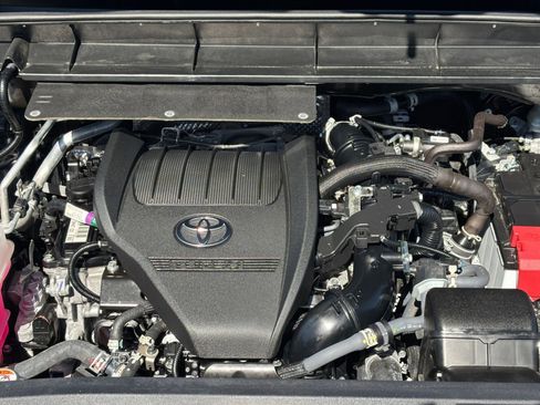 Used 2025 Toyota Highlander LE FWD image 31
