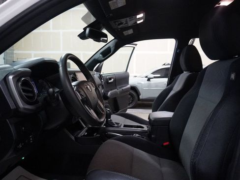 Used 2021 Toyota Tacoma TRD Off-Road w/ Technology Package AWD/4WD image 7