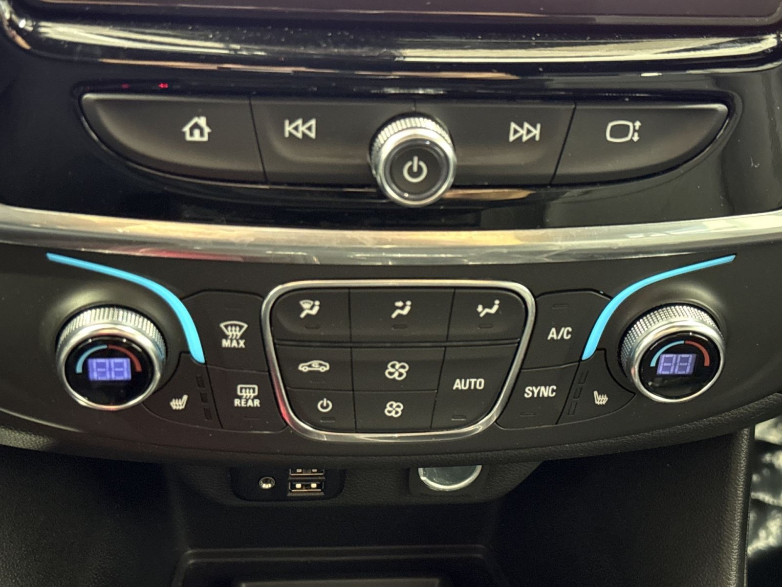 Used 2023 Chevrolet Traverse RS AWD/4WD image 22