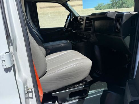 Used 2013 Chevrolet Express 2500 RWD image 19