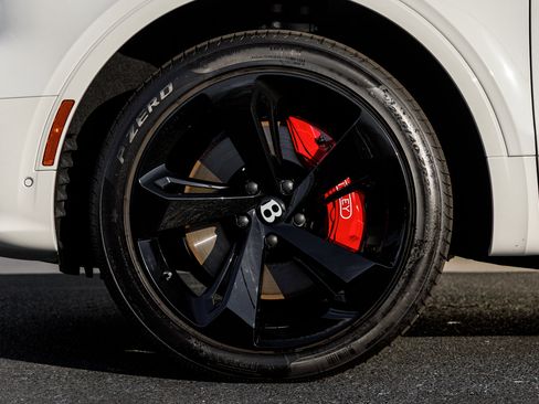 Used 2025 Bentley Bentayga image 16