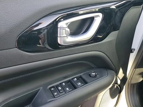 New 2026 Jeep Compass Latitude image 10