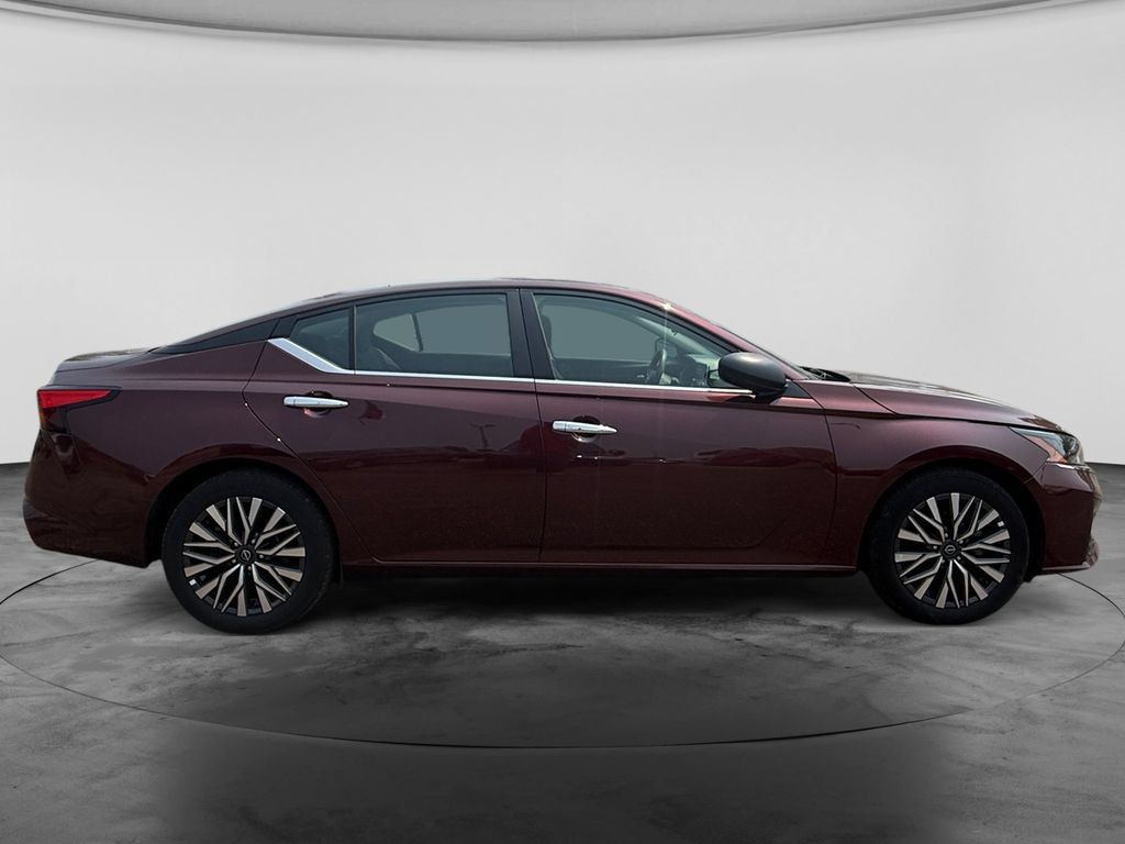 Used 2025 Nissan Altima 2.5 SV FWD image 11