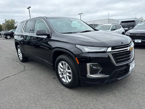 Used 2023 Chevrolet Traverse LS image 2