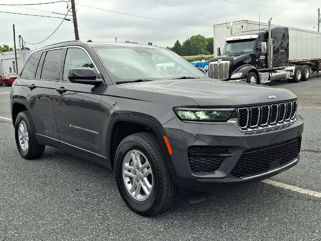 Used 2025 Jeep Grand Cherokee Laredo w/ Luxury Tech Group I AWD/4WD image 3