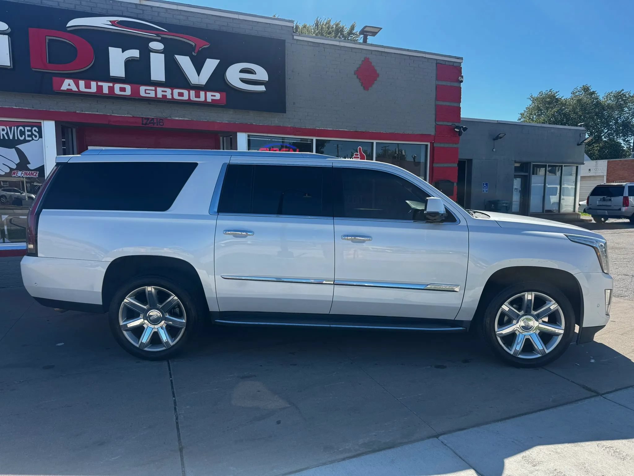 Used 2017 Cadillac Escalade ESV Luxury AWD/4WD image 2