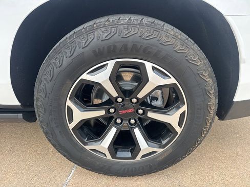 Used 2025 GMC Yukon XL AT4 w/ AT4 Premium Plus Package image 10