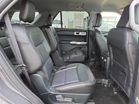 Used 2021 Ford Explorer Limited w/ Equipment Group 301A AWD/4WD image 16